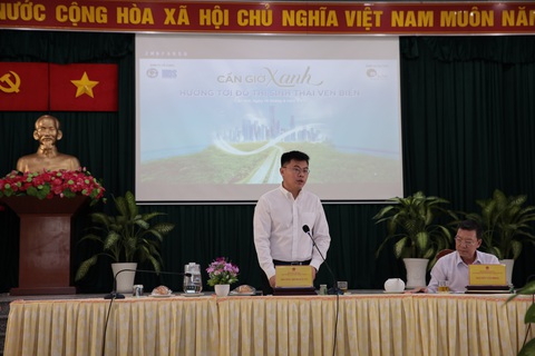 Chủ tịch Phan Văn Mãi: Lãnh đạo TP.HCM cam kết quyết tâm phát triển Cần Giờ - Ảnh 5. Chủ tịch UBND huyện Cần Giờ Nguyễn Văn Hồng và TS Trương Minh Huy Vũ (trái) chủ trì hội thảo - Ảnh: TIẾN LONG