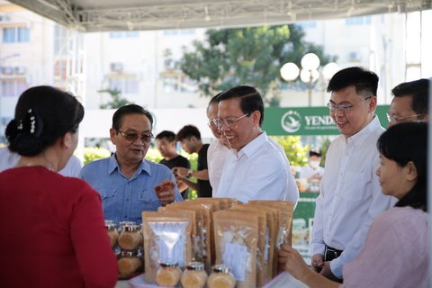 Chủ tịch Phan Văn Mãi: Lãnh đạo TP.HCM cam kết quyết tâm phát triển Cần Giờ - Ảnh 1. Chủ tịch Phan Văn Mãi cùng tham quan gian hàng các đặc sản ở Cần Giờ - Ảnh: TIẾN LONG