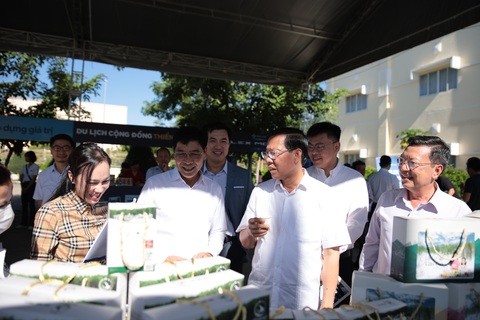 Chủ tịch Phan Văn Mãi: Lãnh đạo TP.HCM cam kết quyết tâm phát triển Cần Giờ - Ảnh 4. Chủ tịch Phan Văn Mãi trao đổi với đại diện các doanh nghiệp tại Cần Giờ - Ảnh: TIẾN LONG