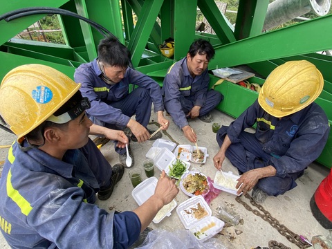 Cận cảnh Công trình cầu Mỹ Thuận 2 trước ngày hợp long - Ảnh 2. Để công trình kịp tiến độ, các công nhân phải thay nhau làm việc liên tục 3 ca. Trong ảnh: công nhân tranh thủ ăn trưa ngay tại công trường để chuẩn bị làm việc tiếp - Ảnh: M.T.