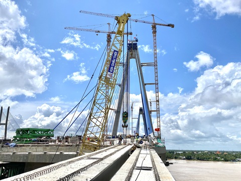 Cận cảnh Công trình cầu Mỹ Thuận 2 trước ngày hợp long - Ảnh 4. Những đốt dầm cuối cùng được gác lên chuẩn bị cho lễ hợp long sắp tới - Ảnh: M.T.