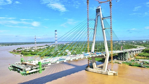 Cận cảnh Công trình cầu Mỹ Thuận 2 trước ngày hợp long - Ảnh 1. Cầu Mỹ Thuận 2 đang chuẩn bị những khâu cuối cùng để hợp long - Ảnh: M.T.