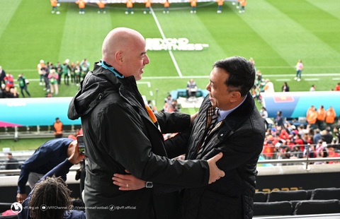 Chủ tịch Liên đoàn bóng đá Việt Nam dự khán trận chung kết World Cup nữ 2023 - Ảnh 1. Chủ tịch FIFA Gianni Infantino (trái) và Chủ tịch VFF Trần Quốc Tuấn hỏi thăm nhau trước trận Mỹ - Việt Nam - Ảnh: VFF