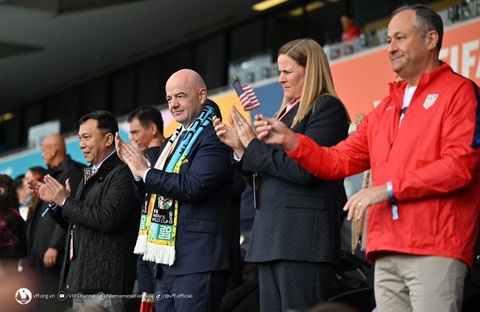 Chủ tịch Liên đoàn bóng đá Việt Nam dự khán trận chung kết World Cup nữ 2023 - Ảnh 2. Ông Trần Quốc Tuấn (bìa trái) cùng chủ tịch FIFA trên khán đài World Cup nữ 2023 tại New Zealand - Ảnh: VFF