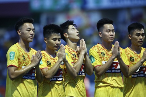 Các cầu thủ CLB Thanh Hóa có hành động nhân văn, tưởng nhớ đến người thầy, người anh và người đồng nghiệp đã khuất - Ảnh: HOÀNG TUẤN Các cầu thủ CLB Thanh Hóa có hành động nhân văn, tưởng niệm đến người thầy, người anh và người đồng nghiệp đã khuất - Ảnh: HOÀNG TUẤN