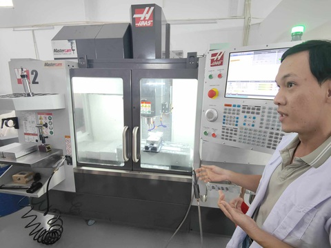 Hệ thống máy gia công cắt gọt chính xác CNC - Ảnh: ĐỨC THIỆN Hệ thống máy gia công cắt gọt chính xác CNC - Ảnh: ĐỨC THIỆN