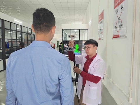 Quy trình quét 3D toàn thân người được thực hiện bằng máy quét cầm tay gọn nhẹ - Ảnh: ĐỨC THIỆN Quy trình quét 3D toàn thân người được thực hiện bằng máy quét cầm tay gọn nhẹ - Ảnh: ĐỨC THIỆN