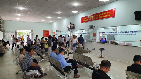 Từ 1-8, người dân TP.HCM đăng ký ô tô lần đầu không phải mang xe 'đi xét' như trước- Ảnh 1. Người dân chờ đợi đăng ký ô tô trước đây ở TP.HCM - Ảnh: MINH HÒA