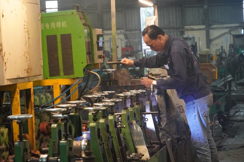 Vụ doanh nghiệp 'tố' báo cáo không đầy đủ, Bộ Khoa học và Công nghệ nói gì? - Ảnh 1. Công nhân đang vận hành một nhà máy sản xuất nguyên liệu thép không gỉ - Ảnh: N.AN