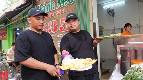 Xuất hiện cặp trai đẹp cực phẩm khiến Hari Won ngó lơ Trấn Thành - Ảnh 6. Nyrong và Dudut đến từ Philippines thử món bánh xèo miền Tây