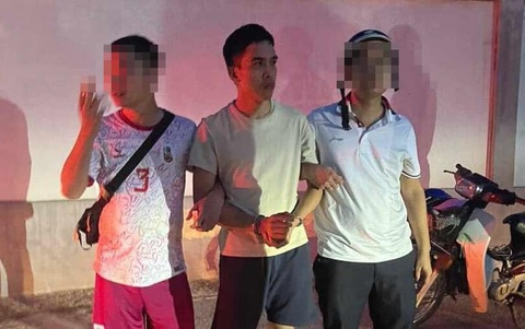Khởi tố cựu thượng úy cảnh sát giao thông bắt cóc bé trai 7 tuổi, đòi chuộc 15 tỉ - Ảnh 1. Bị can Trung thời điểm bị bắt - Ảnh: CTV