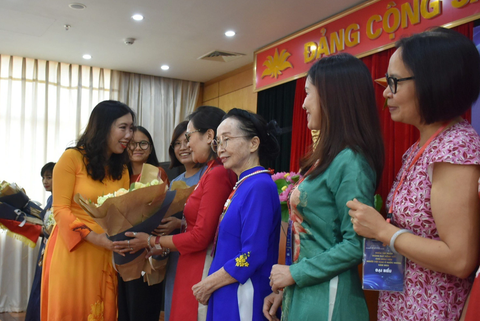 'Cô giáo' Lào gốc Việt mở lớp tiếng Việt miễn phí, về nước trau dồi kỹ năng sư phạm - Ảnh 3. Thứ trưởng Bộ Ngoại giao Lê Thị Thu Hằng tặng hoa chào đón đoàn kiều bào về Việt Nam tham gia khóa tập huấn - Ảnh: Ủy ban Nhà nước về người Việt Nam ở nước ngoài