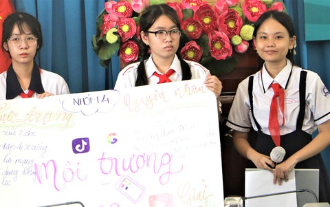 Học sinh TP.HCM cùng chia sẻ các thảo luận về câu chuyện bạo lực mạng với trẻ em hiện nay - Ảnh: B.MINH Học sinh TP.HCM cùng chia sẻ các thảo luận về câu chuyện bạo lực mạng với trẻ em hiện nay - Ảnh: B.MINH