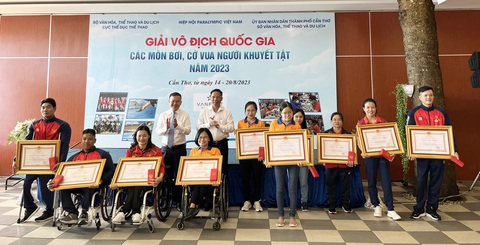 Cần Thơ: Khởi tranh thi đấu cờ vua, bơi lội dành cho vận động viên người khuyết tật - Ảnh 2. Niềm vui của 11 vận động viên khi nhận Huân chương Lao động hạng ba vì đã có thành tích thi đấu ấn tượng tại đấu trường quốc tế - Ảnh: LAN NGỌC