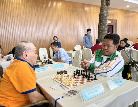 Cần Thơ: Khởi tranh thi đấu cờ vua, bơi lội dành cho vận động viên người khuyết tật - Ảnh 1. Các vận động viên tập trung thi đấu hết khả năng ở môn cờ vua - Ảnh: LAN NGỌC