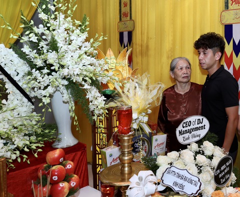 Đêm cuối với HLV Dương Minh Ninh: Nỗi đau của người mẹ! - Ảnh 1. Cậu học trò Hồng Duy và mẹ của cố HLV Dương Minh Ninh - Ảnh: ĐỖ TUẤN