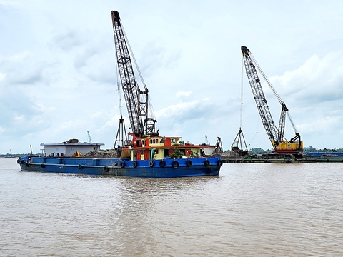 Hàng chục xáng cạp neo, gác cần tại mỏ cát của Công ty Trung Hậu sau khi bị Bộ Công an triệt phá - Ảnh: BỬU ĐẤU Hàng chục xáng cạp neo, gác cần tại mỏ cát của Công ty Trung Hậu sau khi bị Bộ Công an triệt phá - Ảnh: BỬU ĐẤU