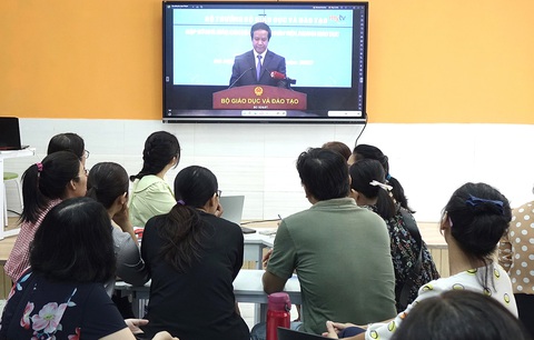 Giáo viên, nhân viên Trường tiểu học Trần Hưng Đạo, Q.1, TP.HCM theo dõi cuộc gặp của Bộ trưởng Bộ GD-ĐT với giáo giới sáng 15-8 - Ảnh: NHƯ HÙNG Giáo viên, nhân viên Trường tiểu học Trần Hưng Đạo, Q.1, TP.HCM theo dõi cuộc gặp của Bộ trưởng Bộ GD-ĐT với giáo giới sáng 15-8 - Ảnh: NHƯ HÙNG