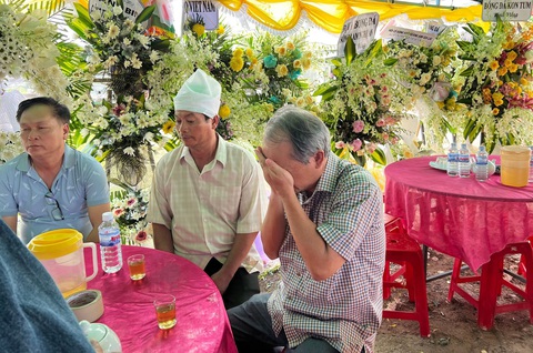 Ông Đoàn Nguyên Đức (bìa phải) ôm mặt khóc khi đến thị trấn An Khê tiễn đưa cố y sĩ Đào Trọng Trí về nơi an nghỉ cuối cùng trưa 14-8 - Ảnh: ĐỖ TUẤN Ông Đoàn Nguyên Đức (bìa phải) ôm mặt khóc khi đến thị trấn An Khê tiễn đưa cố bác sĩ Đào Trọng Trí về nơi an nghỉ cuối cùng trưa 14-8 - Ảnh: ĐỖ TUẤN