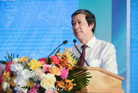 Yêu cầu Hà Nội chấm dứt cảnh phụ huynh xếp hàng thâu đêm mua hồ sơ - Ảnh 1. Bộ trưởng Bộ Giáo dục và Đào tạo Nguyễn Kim Sơn phát biểu tại hội nghị