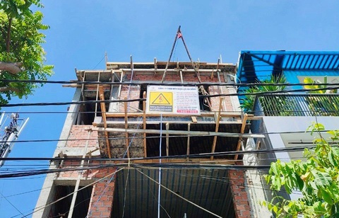 Đà Nẵng: Kịp thời ngăn chặn các nguy cơ vi phạm hành lang an toàn lưới điện - Ảnh 1. Dàn sắt thi công gần đường dây 22kV vi phạm nghiêm trọng khoảng cách an toàn điện