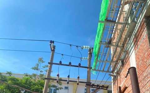 Đà Nẵng: Kịp thời ngăn chặn các nguy cơ vi phạm hành lang an toàn lưới điện - Ảnh 2. Vi phạm HLAT trước nhà 147 Nguyễn Văn Cừ