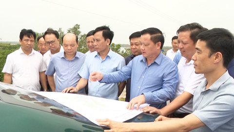Vì sao Thái Bình ‘xóa sổ’ 11.180ha khu bảo tồn đất ngập nước Tiền Hải? - Ảnh 3. Đoàn công tác lãnh đạo tỉnh Thái Bình thảo luận về việc triển khai dự án đầu tư xây dựng sân golf Cồn Vành - Ảnh: VĂN NGỌC