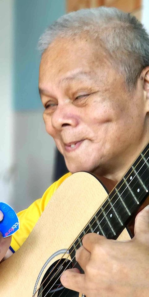 Thanh Điền luôn có gương mặt cười hồn nhiên khi đệm đàn - Ảnh: TIẾN TRÌNH Thanh Điền luôn có gương mặt cười hồn nhiên khi đệm đàn - Ảnh: TIẾN TRÌNH