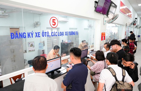 Sáng 15-8, nhiều người dân đến làm thủ tục đăng ký xe tại Đội đăng ký quản lý phương tiện giao thông cơ giới đường bộ, 282 Nơ Trang Long, quận Bình Thạnh, TP.HCM - Ảnh: HỮU HẠNH Sáng 15-8, nhiều người dân đến làm thủ tục đăng ký xe tại Đội đăng ký quản lý phương tiện giao thông cơ giới đường bộ, 282 Nơ Trang Long, quận Bình Thạnh, TP.HCM - Ảnh: HỮU HẠNH