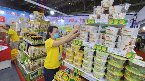 TP.HCM khuyến khích sản xuất sản phẩm 'xanh, tuần hoàn' - Ảnh 3. Nhiều doanh nghiệp sản xuất thực phẩm cho biết sẽ duy trì giá bán hàng hóa ở mức bình ổn trong thời gian tới - Ảnh: N.TRÍ