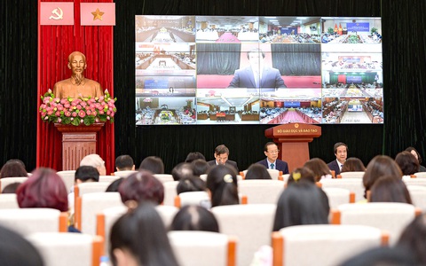 Bộ trưởng Bộ GD-ĐT Nguyễn Kim Sơn gặp gỡ giáo viên cả nước ngày 15-8 (ảnh chụp tại hội trường Bộ GD-ĐT) - Ảnh: NAM TRẦN Bộ trưởng Bộ GD-ĐT Nguyễn Kim Sơn gặp gỡ giáo viên cả nước ngày 15-8 (ảnh chụp tại hội trường Bộ GD-ĐT) - Ảnh: NAM TRẦN