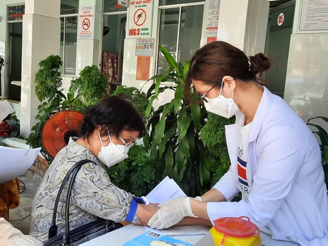 TP.HCM tiếp tục kiến nghị Bộ Y tế mở rộng danh mục thuốc cho trạm y tế - Ảnh 1. Người dân thăm khám bệnh tại Trạm y tế phường Linh Trung (TP Thủ Đức) - Ảnh: THU HIẾN