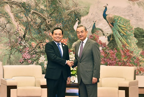 Trung Quốc sẵn sàng phối hợp chặt chẽ Việt Nam chuẩn bị chuyến thăm cấp cao - Ảnh 1. Phó thủ tướng Trần Lưu Quang (bên trái) trong cuộc gặp Ngoại trưởng Trung Quốc Vương Nghị - Ảnh: Bộ Ngoại giao cung cấp