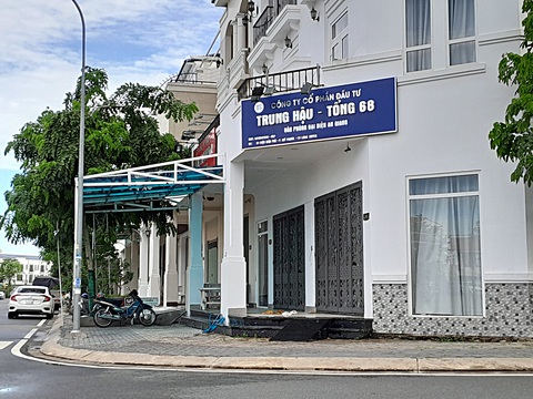 Chi nhánh Công ty Trung Hậu - Tổng 68 tại khu đô thị Tây sông Hậu, TP Long Xuyên, tỉnh An Giang đóng cửa sau khi bị Bộ Công an khám xét - Ảnh: CHÍ HẠNH Chi nhánh Công ty Trung Hậu - Tổng 68 tại khu đô thị Tây sông Hậu, TP Long Xuyên, tỉnh An Giang đóng cửa sau khi bị Bộ Công an khám xét - Ảnh: CHÍ HẠNH