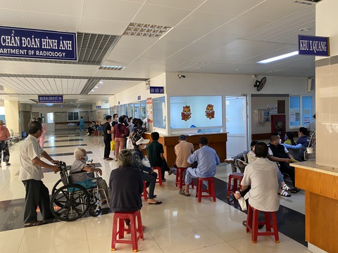 Máy móc 'trùm mền', bệnh nhân tại Đà Nẵng phải ra tỉnh khác làm xét nghiệm ung thư - Ảnh 4. Nhiều bệnh nhân ung thư tại Đà Nẵng phải chạy ra tỉnh khác để làm các xét nghiệm chuyên sâu trong lúc đợi máy móc được sửa chữa - Ảnh: B.D.