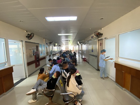 Máy móc 'trùm mền', bệnh nhân tại Đà Nẵng phải ra tỉnh khác làm xét nghiệm ung thư - Ảnh 1. Bệnh nhân điều trị ung bướu tại Đà Nẵng ngồi chờ tới lượt vào phòng chụp X-quang - Ảnh: B.D.
