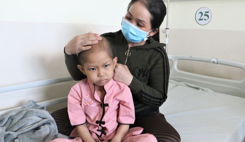 Dẫu tương lai mịt mù, mẹ sẽ không ngừng nỗ lực để cứu con gái - Ảnh: BÌNH MINH Dẫu tương lai mịt mù, mẹ sẽ không ngừng nỗ lực để cứu con gái - Ảnh: BÌNH MINH