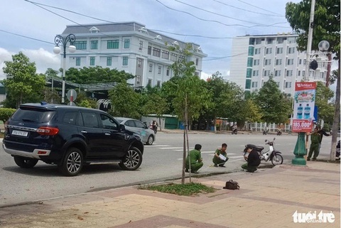 Xét xử sơ thẩm cựu thiếu tá gây tai nạn khiến nữ sinh lớp 12 ở Ninh Thuận tử vong - Ảnh 1. Cơ quan chức năng tỉnh Ninh Thuận dựng lại hiện trường vụ tai nạn do cựu thiếu tá Hoàng Văn Minh cầm lái ô tô - Ảnh: DUY NGỌC