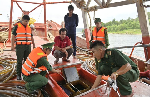 Bắt tàu vận chuyển 80.000 lít dầu DO trái phép trên vùng biển Tây Nam - Ảnh 1. Cán bộ biên phòng đo số lượng dầu trên tàu KG-94337-TS - Ảnh: TIẾN VINH
