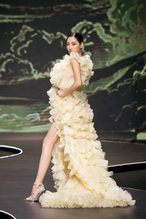 Hoa hậu Lương Thùy Linh trong thiết kế của Ivan Trần - Ảnh: KIẾNG CẬN TEAM Hoa hậu Lương Thùy Linh diện thiết kế của Ivan Trần - Ảnh: KIẾNG CẬN TEAM