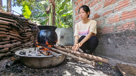 Tân sinh viên nghèo Đỗ Thị Ngọc Chi đang cố gắng hoàn thiện hồ sơ từng ngày để vào TP.HCM kiếm việc làm thêm, đặng có tiền nhập học vào ngành báo chí Trường đại học Khoa học xã hội và Nhân văn TP.HCM - ẢNh: NHẬT LINH Tân sinh viên Đỗ Thị Ngọc Chi đang cố gắng hoàn thiện hồ sơ từng ngày để vào TP.HCM kiếm việc làm thêm, đặng có tiền nhập học vào ngành báo chí Trường đại học Khoa học xã hội và Nhân văn TP.HCM - Ảnh: NHẬT LINH
