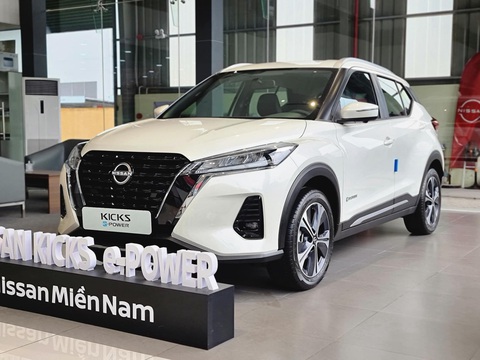 Tin tức giá xe: Nissan Kicks được nhiều người rao bán với giá giảm tới 260 triệu - Ảnh 2. Nissan Kicks sở hữu lưới tản nhiệt dạng V-motion đặc trưng của thương hiệu. Hệ thống đèn chiếu sáng LED và bộ mâm kích thước 17 inch. Cột A, B và C đều sơn đen tạo hiệu ứng mui xe lơ lửng. Gương chiếu hậu chỉnh điện, gập điện và tích hợp đèn báo rẽ LED. Bản E tương tự, nhưng thiếu tính năng tự động bật/tắt đèn pha, đèn sương mù và sọc màu bạc trang trí bên hông