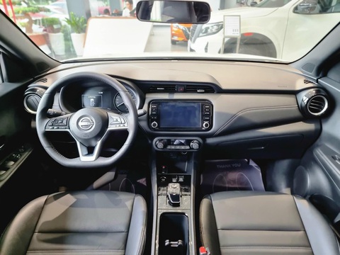 Tin tức giá xe: Nissan Kicks được nhiều người rao bán với giá giảm tới 260 triệu - Ảnh 4. Cụm đồng hồ tích hợp màn hình kỹ thuật số 7 inch, màn hình giải trí trung tâm 8 inch hỗ trợ kết nối Apple CarPlay và Android Auto. Cần số điện tử, âm thanh 6 loa, ghế lái chỉnh tay, ghế bọc da, phanh tay điện tử, tính năng giữ phanh tay tự động Auto Hold hay khởi động nút bấm - Ảnh: Đại lý Nissan/Facebook