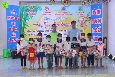 Nguyễn Quang Hiếu cùng CLB thiện nguyện Sen Việt tổ chức Tết Trung thu cho các em nhỏ có hoàn cảnh khó khăn tại Kiên Giang. Ảnh: Đ.H Nguyễn Quang Hiếu cùng CLB thiện nguyện Sen Việt tổ chức Tết Trung thu cho các em nhỏ có hoàn cảnh khó khăn tại Kiên Giang - Ảnh: Đ.H.