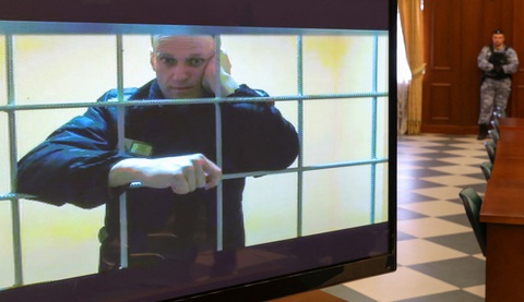 Chính trị gia đối lập Nga Alexei Navalny xuất hiện trước tòa bằng video hôm 24-5-2022 - Ảnh: REUTERS Chính trị gia đối lập Nga Alexei Navalny xuất hiện trước tòa bằng video hôm 24-5-2022 - Ảnh: REUTERS