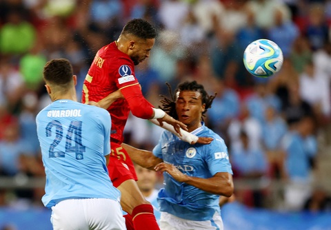 Man City vô địch Siêu cúp châu Âu sau loạt sút luân lưu - Ảnh 3. En-Nesyri (giữa) bật cao hơn Gvardiol - Ảnh: REUTERS