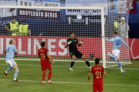 Man City vô địch Siêu cúp châu Âu sau loạt sút luân lưu - Ảnh 4. Palmer (số 80) ghi bàn gỡ hòa - Ảnh: REUTERS
