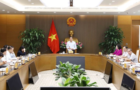 Sau chỉ đạo của Thủ tướng, Phó Thủ tướng chủ trì họp tháo gỡ Thông tư 06 - Ảnh 1. Phó thủ tướng Lê Minh Khái yêu cầu lắng nghe và tháo gỡ khó khăn cho doanh nghiệp liên quan đến quy định tại thông tư 06 - Ảnh: VGP