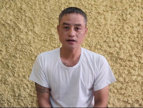 Cầm gạch ném chết đối phương vì tranh nhau hát ở quán cà phê - Ảnh 1. Bị can Tân tại cơ quan công an - Ảnh: Công an cung cấp