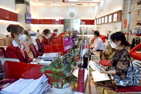 Các ngân hàng đang chạy đua giảm lãi suất huy động lẫn cho vay, thậm chí chấp nhận cho vay huề vốn để thúc đẩy tăng trưởng tín dụng - Ảnh: NGỌC PHƯỢNG Các ngân hàng đang chạy đua giảm lãi suất huy động lẫn cho vay, thậm chí chấp nhận cho vay huề vốn để thúc đẩy tăng trưởng tín dụng - Ảnh: NGỌC PHƯỢNG